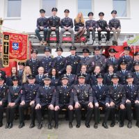 Personenzug kollidiert mit Baum