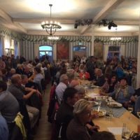 Hereinflüchtende Nachrichten: Flüchtlings Info Veranstaltung bricht aus allen Nähten