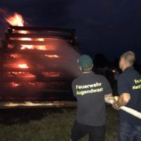 Feuerwehr Kempfenhausen muss selbst gelegtes Feuer löschen