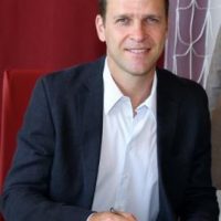 Oliver Bierhoff unterschreibt in Berg Oliver Bierhoff unterschreibt in Berg