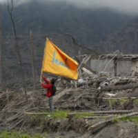 Berg baut Brunnen und eine Radiostation (auf Java)