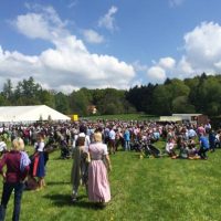 Der Mai ist da, das Zelt ist voll