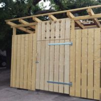 Hereingezimmerte Nachrichten: Baustopp fürs Müllhäusl