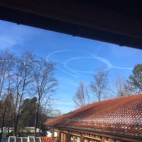 Olympische Ringe über dem See