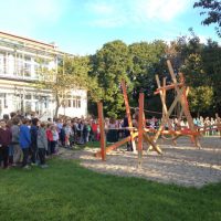 OMG-Schule weiht Niedrigseilgarten ein