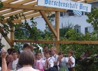 Kindervolkstanz auf dem Dorffest