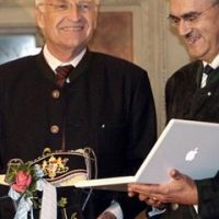 Laptop und leere Lederhose