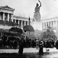 "Wer für die Revolution ist, uns nach!"